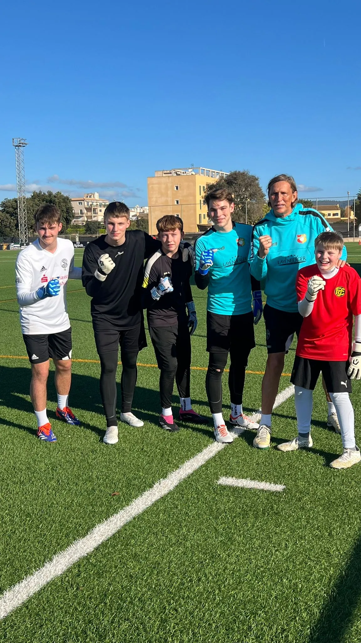 Holger mit fünf Jungen beim Fußballcamp